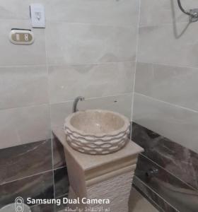 拉斯苏德尔إطلالة مباشرة على البحر شاليه فندقي مكيف بحديقة خاصة راس سدر的一个带碗水槽的柜台浴室