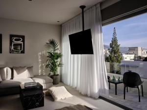 雅典Bond Smart Living Suites的带沙发和大窗户的客厅