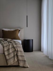 雅典Bond Smart Living Suites的一间卧室配有一张床、一张桌子和窗帘