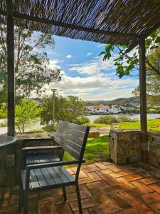 瓜迪亚纳河畔桑卢卡尔Casas Rurales Los Molinos的美景天井上的长凳