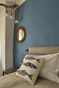 马纳罗拉La Piramide的一间卧室拥有蓝色的墙壁,配有一张带枕头的床。