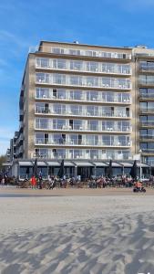 尼乌波特Hotel Sandeshoved Zeedijk的海滩旁的一座大型建筑