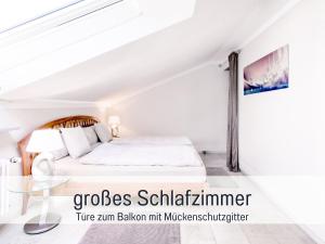 皮丁Ferienhaus Bauer in Piding的白色卧室配有床和玻璃桌