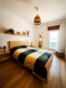 塞辛布拉Casa Alto da Serra Sesimbra的一间卧室,卧室内配有一张大床