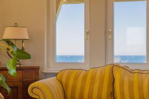 米兹多洛杰莫代瓦民宿的客厅设有黄色沙发和2扇窗户。