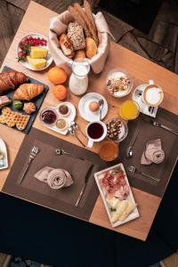 蒙圭尔福金色玫瑰酒店的一张桌子,上面有早餐食品和咖啡