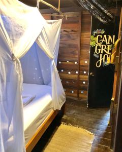GuachacaHostal Paraíso的一间卧室配有一张双层床,可发出灯光信号