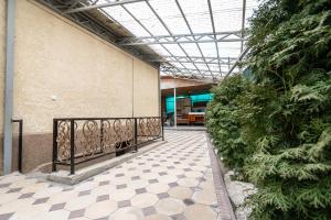 卡拉科尔Halif的建筑中一条有栅栏和植物的走道