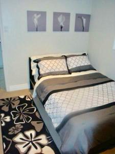 金斯顿Comfortable apartment的一间卧室配有两张单人床。