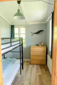 费马恩Erholung gesucht Erholung gebucht 800m zum Meer的一间卧室设有两张双层床,铺有木地板。