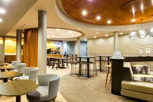 麦卡伦SpringHill Suites by Marriott McAllen Convention Center的一间带桌椅的餐厅和一间酒吧