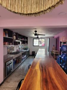 艾库玛尔Itza Hotel Akumal - Dive House的一间厨房,内设一张大木桌
