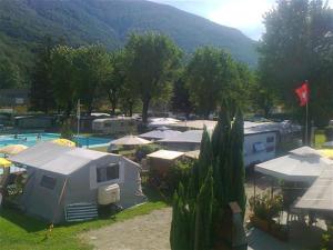 CadenazzoCamping Alex的一组帐篷和一个带游泳池的度假村