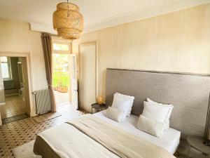 Savigné-sur-LathanCloserie la Fontaine的卧室配有一张带白色床单和枕头的大床。