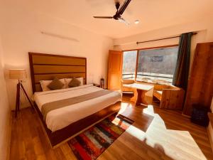 阿姆利则Solank Hotel & Cafe的一间卧室设有一张大床和一个大窗户