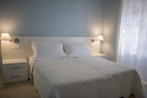 Castion VeroneseCasale Al Solivo B&B的卧室配有白色的床单和枕头