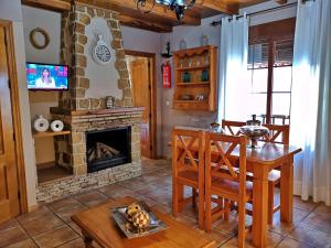 卡索拉VTAR San Isicio的客厅配有桌子和壁炉