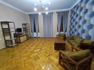 库塔伊西Cozy Apartment In Old Town Kutaisi的客厅配有沙发和桌子