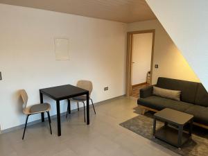 赛尼厄莱吉耶Appartement de vacances "La Poste"的客厅配有沙发和桌子