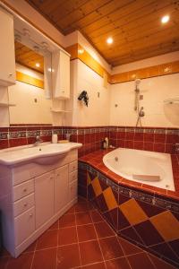 因德日赫城堡尤帕普斯克膳食公寓的浴室配有2个盥洗盆和1个浴缸。