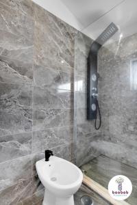 阿尔布费拉Villa Bellagio的一间带卫生间和淋浴的浴室