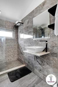 阿尔布费拉Villa Bellagio的一间带水槽和镜子的浴室