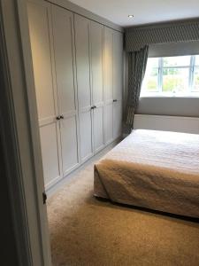 威姆斯洛Wilmslow Airbnb的一间卧室设有一张床和一个窗口