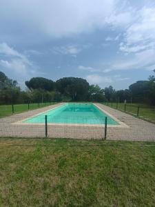 珀彻斯MONTE DAS AREIAS CASA DE CAMPO/PASSADIÇO/PATEO/RAMPA的围栏后面的大型游泳池