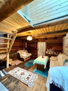 FrysztakZakątek u Basi的小木屋内带两张床的房间