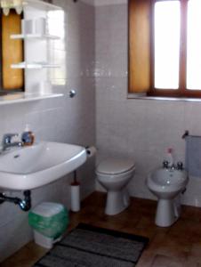 Borghettosettimana relax的一间带水槽和卫生间的浴室