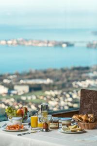 洛豪斯科恩布里克酒店的一张带早餐食品的桌子,享有海景
