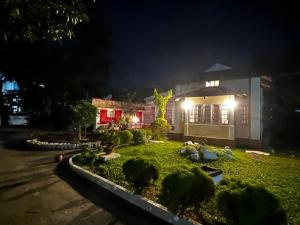 焦尔哈德Palm715 Villa in jorhat的夜晚在建筑物前的花园