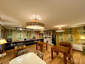 多摩列瓦纳科卡尔旅馆的厨房以及带木桌和椅子的用餐室。