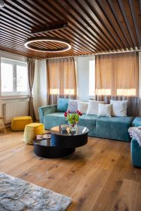 奥贝里德Sope Skylodge 05 - Lorena's Bollenhut - Oberried, Schauinsland的客厅配有蓝色的沙发和桌子