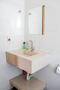 Pousada - Pesqueiro do Brasinha的一间带水槽和镜子的浴室