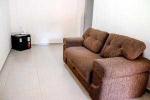 Pousada - Pesqueiro do Brasinha的客厅里一张棕色沙发