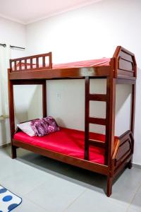 Pousada - Pesqueiro do Brasinha的一张带红色床垫和梯子的双层床