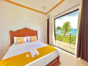 宿务Mabini Sky View Resort的一间卧室设有一张床,享有海景