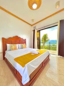 宿务Mabini Sky View Resort的一间卧室设有一张大床和一个大窗户