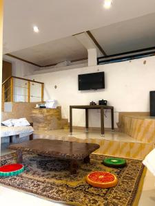 宿务Mabini Sky View Resort的客厅配有桌子和平面电视。
