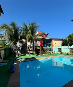 帕里普埃拉Pousada e Restaurante Mar dos Sonhos的房屋前的大型游泳池