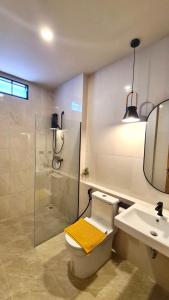 董里VNL Stay的浴室配有卫生间、盥洗盆和淋浴。