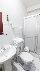 塔克纳Samaná的白色的浴室设有卫生间和水槽。