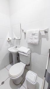 塔克纳Samaná Hostal的白色的浴室设有卫生间和水槽。