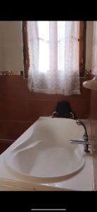 斯基克达Sousou2的带窗户的浴室内的白色水槽