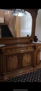 斯基克达Sousou2的一个带镜子和钢琴的木制梳妆台