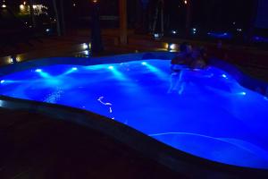 班克罗夫特Footprints Resort的蓝色的热水浴缸,晚上有人在里面