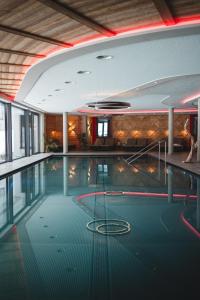 图克斯Alpinhotel Berghaus spa的大楼内的游泳池