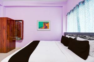 ĀsansolSPOT ON Hotel Sunshine Lodging的卧室配有白色的床和窗户。