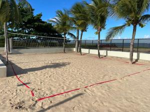 佩罗巴Casa à Beira-mar de Peroba的棕榈树海滩上的排球场